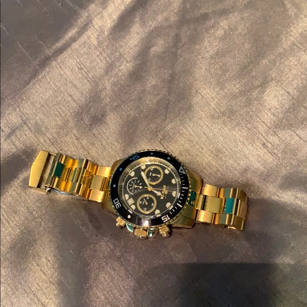 I am selling a comfortable and nice gold watch